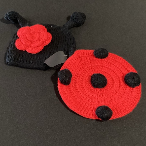 117. Red & Black Ladybug 2-Piece Photoshoot Set Newborn EUC - Picture 1 of 2